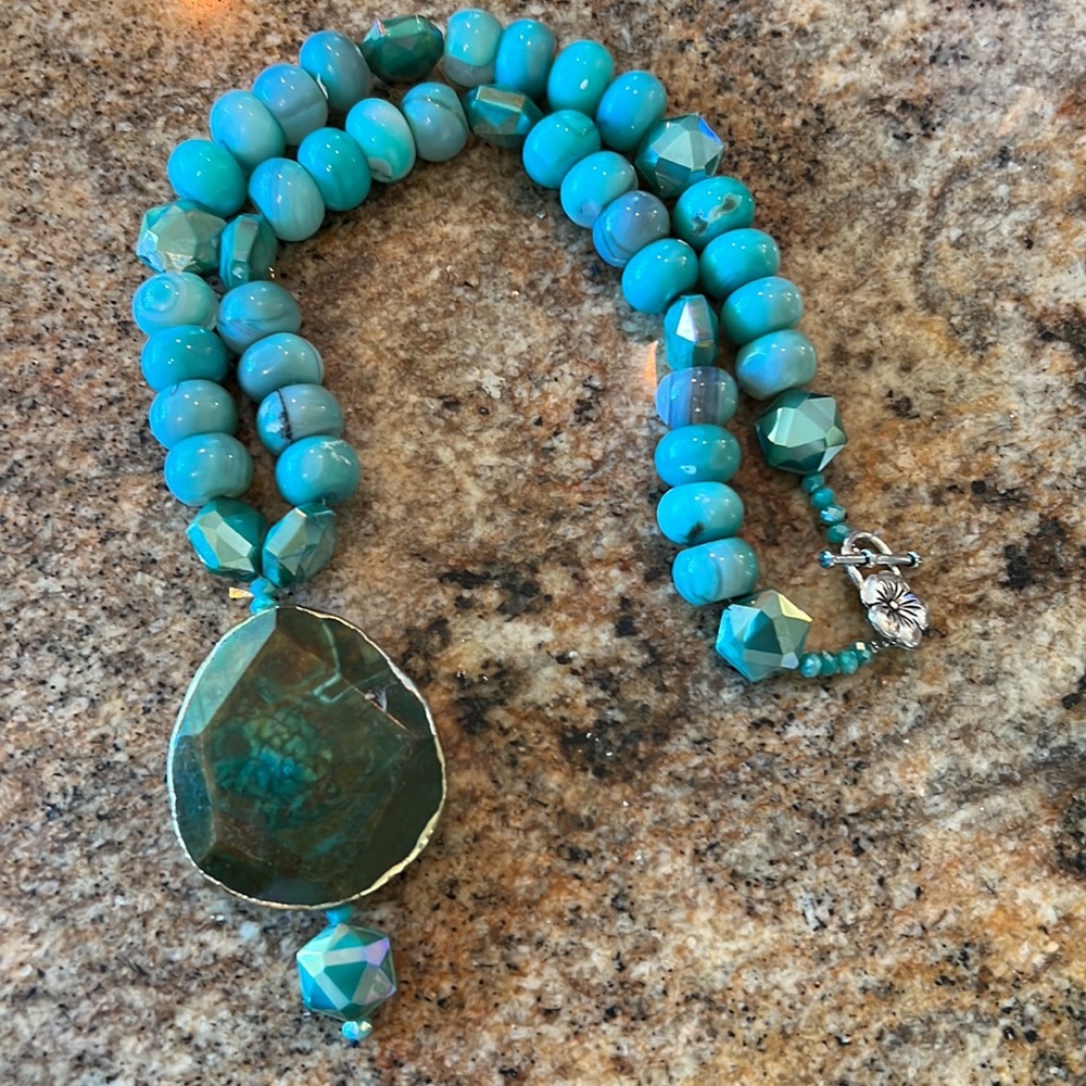 Beautiful stone necklace in turquoise-green shades of agate. - Picture 6 of 10